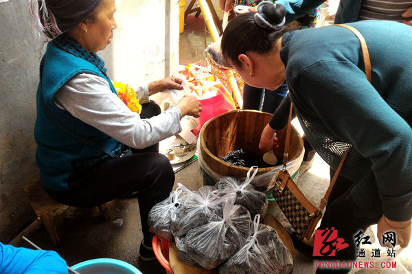 四月初八通道侗乡街头黑米飘香