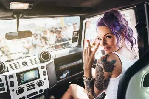 看了这场车赛,才明白天朝超壕们有多普通