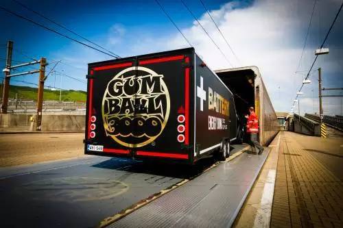 看了这场车赛,才明白天朝超壕们有多普通