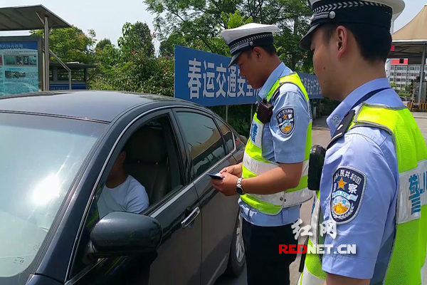 男子无证驾驶假牌车被交警拦下 尾箱内还有三