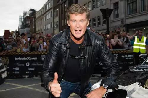 看了这场车赛,才明白天朝超壕们有多普通