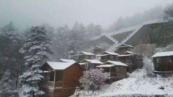 陕西太白山降温五月现飞雪 积雪厚达5厘米