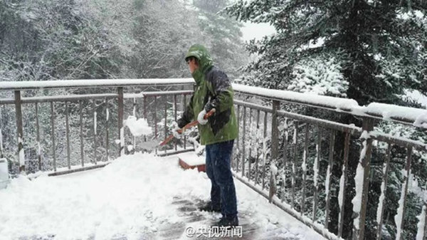 陕西太白山降温五月现飞雪 积雪厚达5厘米