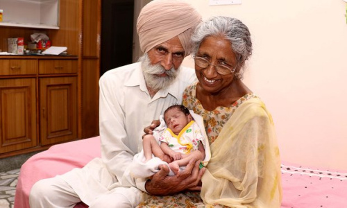 上个月，印度一名70岁老妇人考尔采用人工受孕方式，如愿首度产下一子。
