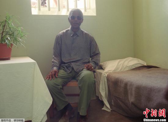 资料图：1995年2月10日，曼德拉重访位于罗本岛的监狱，他27年狱中生活的19年都是在这里度过的。