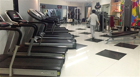 每天照常开门,健身器材随意使用,就是没教练 这