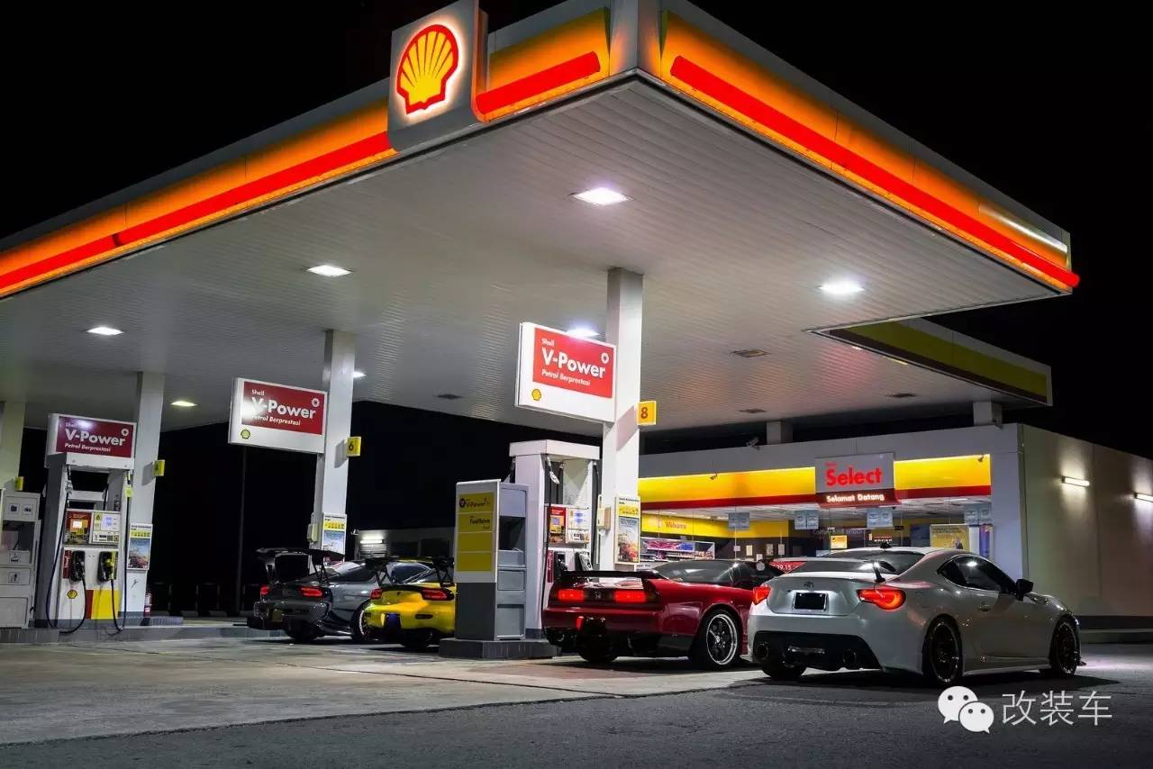 劫油不劫色,日系性能车深夜包围加油站!