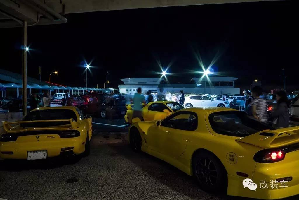 劫油不劫色,日系性能车深夜包围加油站!