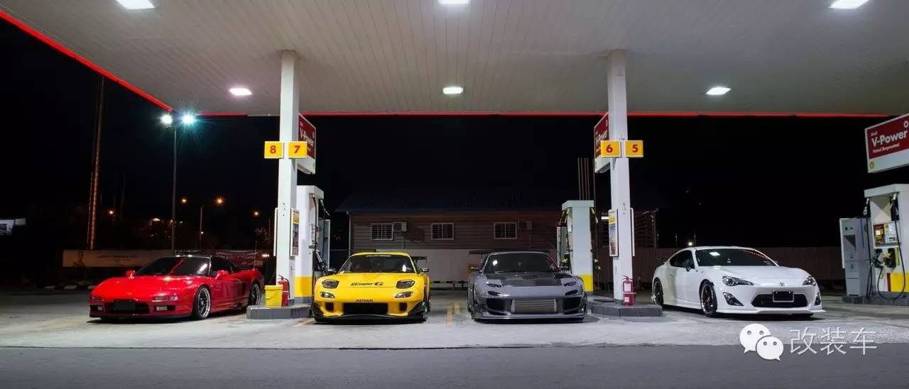 劫油不劫色,日系性能车深夜包围加油站!