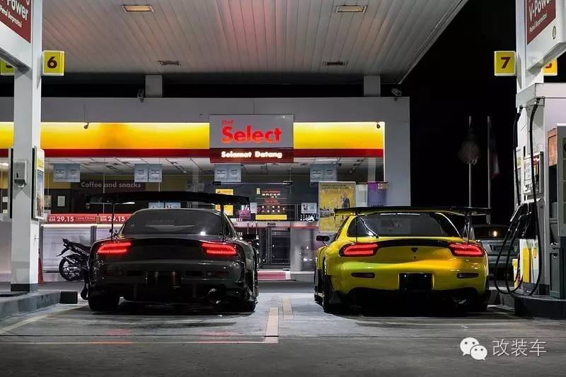 劫油不劫色,日系性能车深夜包围加油站!