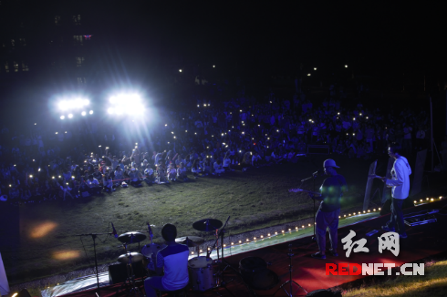 长沙学院第五届微影行草坪电影音乐节唱响青春
