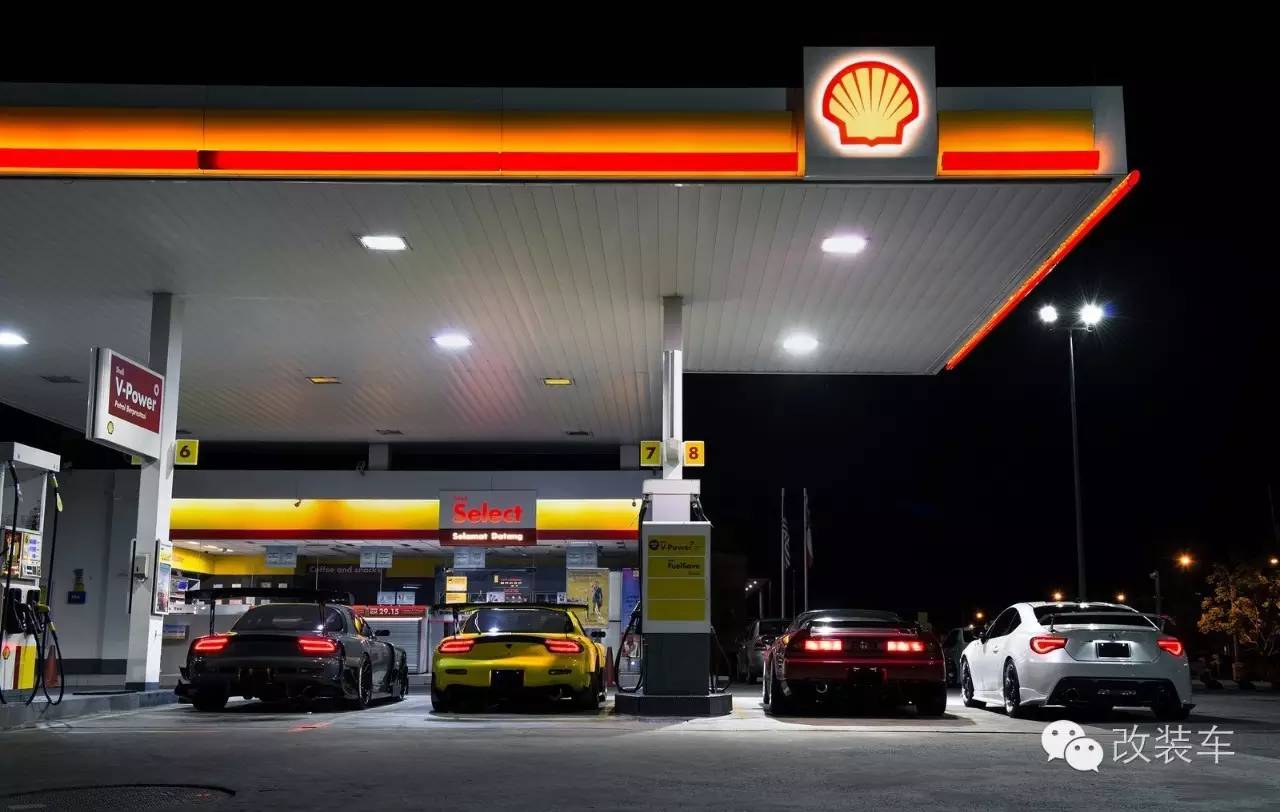 劫油不劫色,日系性能车深夜包围加油站!
