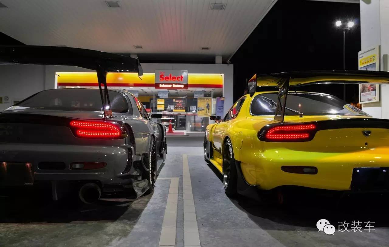 劫油不劫色,日系性能车深夜包围加油站!