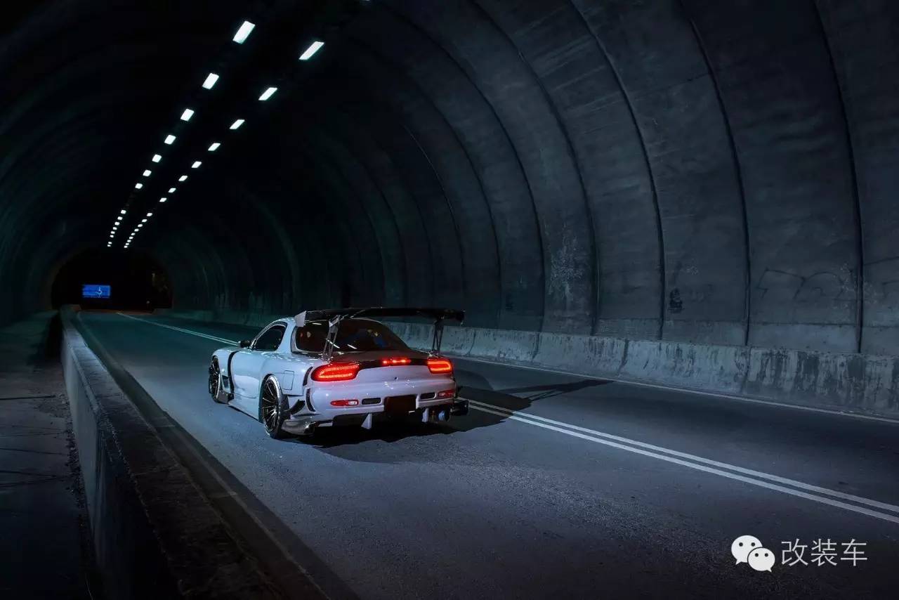 劫油不劫色,日系性能车深夜包围加油站!