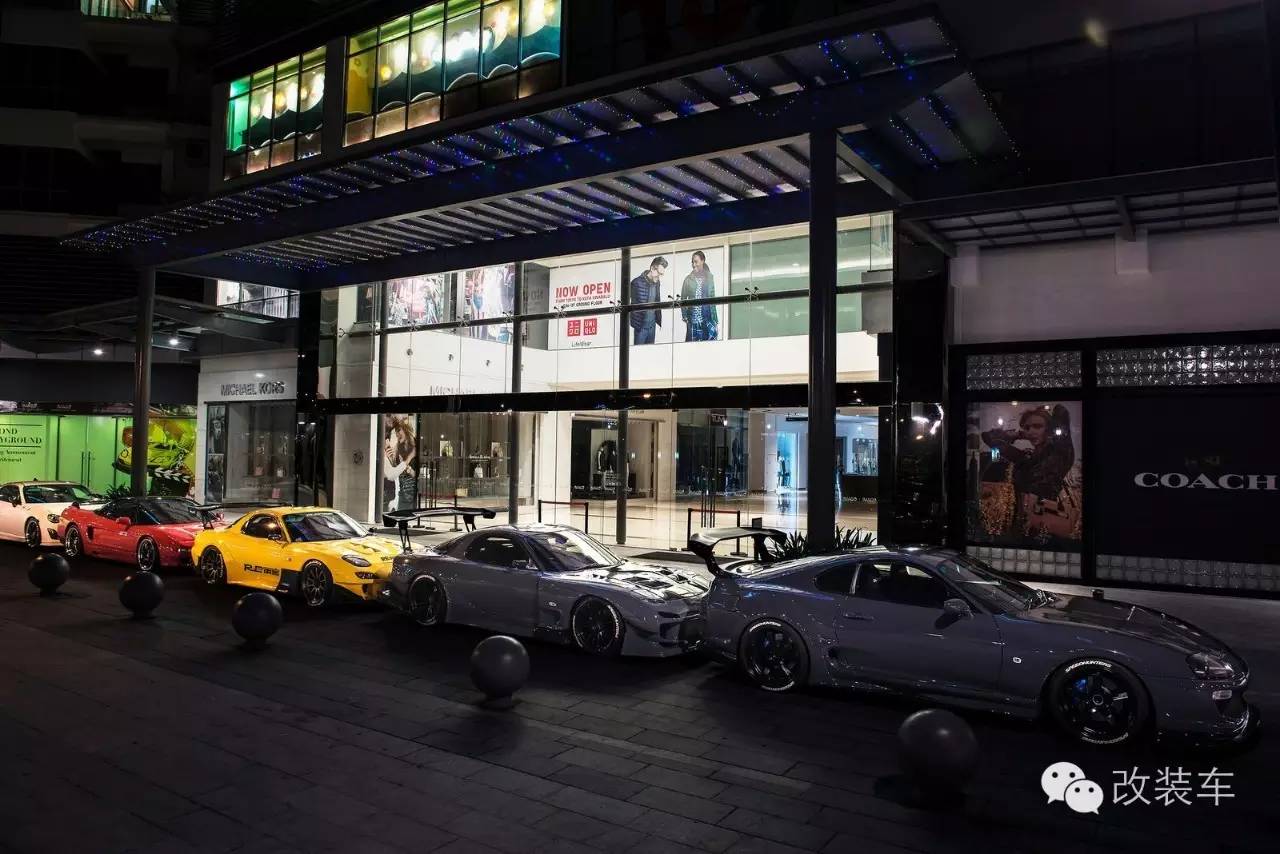 劫油不劫色,日系性能车深夜包围加油站!