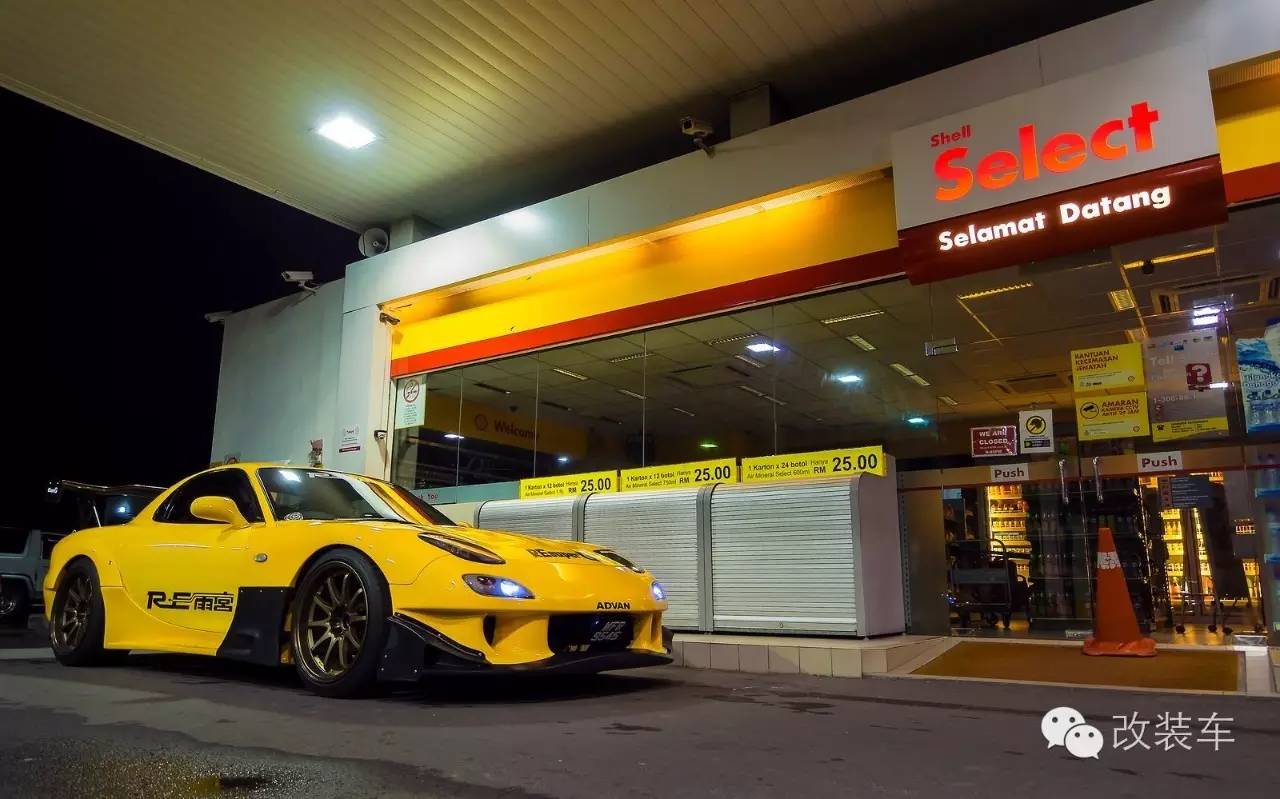 劫油不劫色,日系性能车深夜包围加油站!