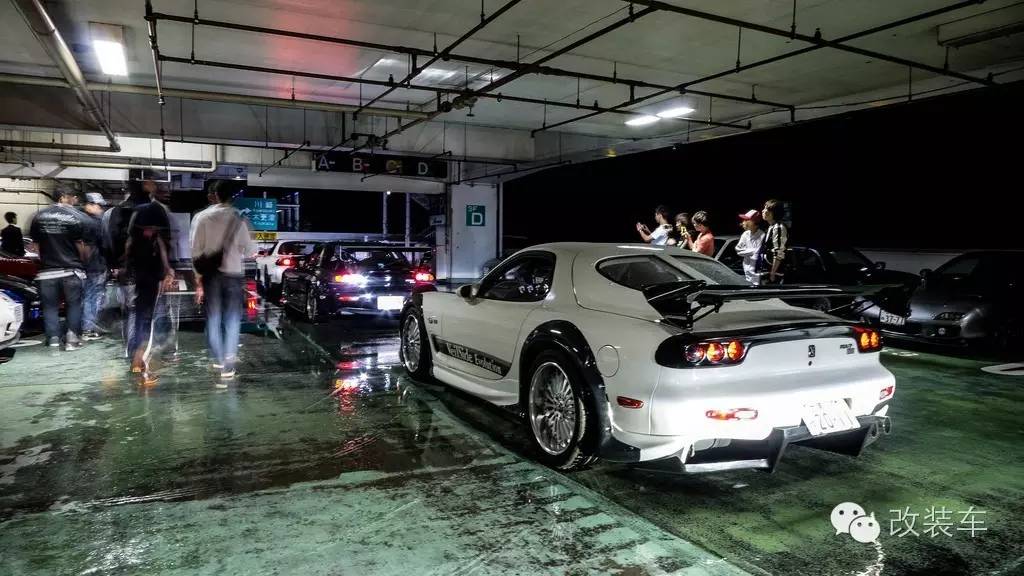 劫油不劫色,日系性能车深夜包围加油站!