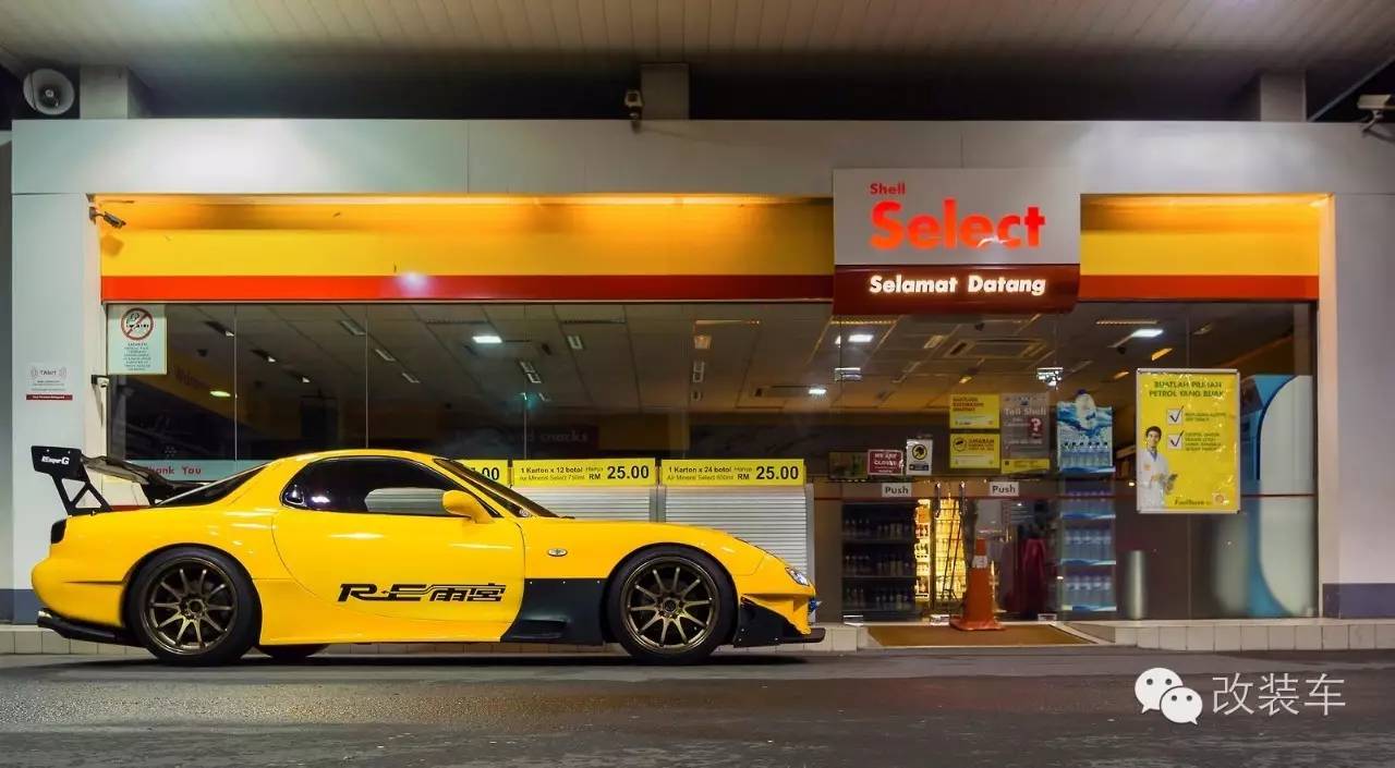 劫油不劫色,日系性能车深夜包围加油站!