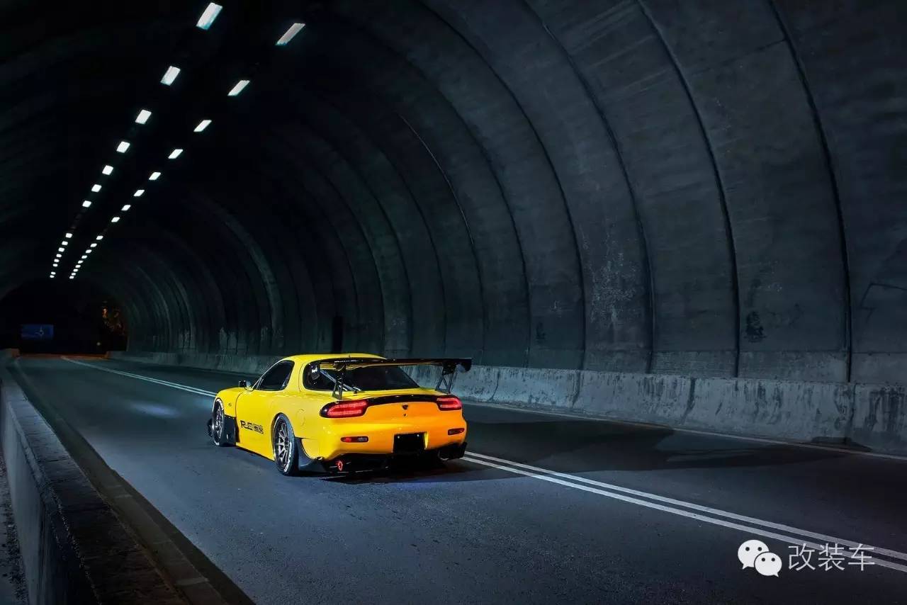 劫油不劫色,日系性能车深夜包围加油站!