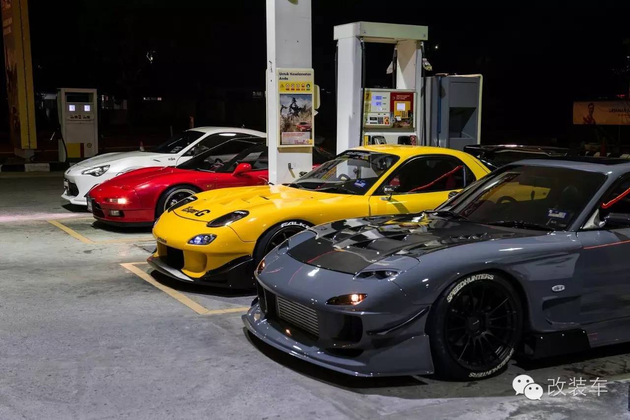 劫油不劫色,日系性能车深夜包围加油站!