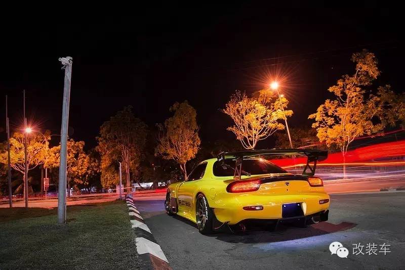 劫油不劫色,日系性能车深夜包围加油站!