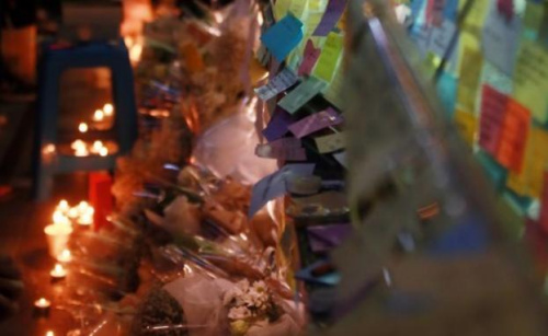 首尔民众前来悼念因“随机杀人案”而遇难的女子。