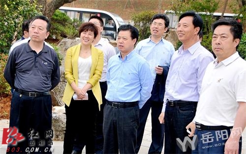 范向辉)今天上午,湖南省岳阳市委书记盛荣华实地调研督查南湖水环境