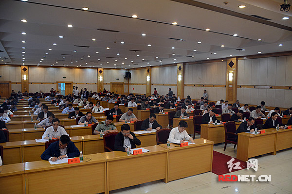 娄底举行两学一做学习教育考试 现场默写入党