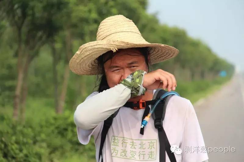 男子曾因乙肝保研被拒录 三次进京推动药品降