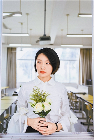 今日女郎:周若虹,爱拍纪录片,爱花艺.今日箴言:一切都会过去.