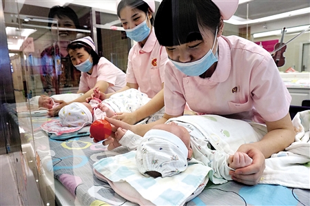 大坪时代天街的某月子会所，护士们正在精心护理婴儿。记者 李化 摄