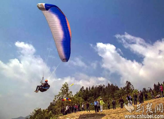 恩施旅游新玩法 成都小伙带60岁母亲体验滑翔