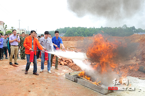 宁乡县煤炭坝镇30多家企业联合建立义务消防队