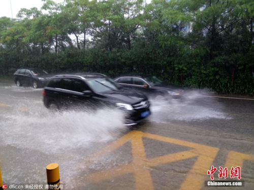 2016年5月20日，广东深圳，入汛以来最强降雨袭击深圳，马路成“河流”，车辆涉水而行，深圳全市进入暴雨防御状态。 图片来源：东方IC 版权作品 请勿转载