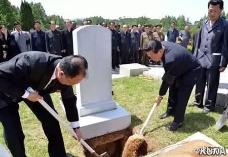 崔龙海给姜锡柱的墓园填土。