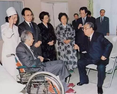 1993年，金日成在医院看望李仁模。