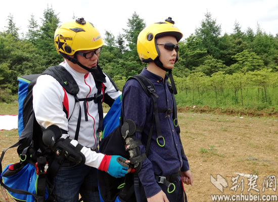 恩施旅游新玩法 成都小伙带60岁母亲体验滑翔