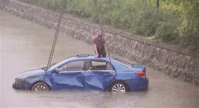 事发后，事故轿车被打捞出水。 警方供图