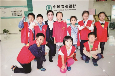 晨报小记者边学边玩开心长财商