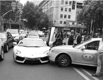  出租车撞兰博基尼  维修费要几十万 的哥要哭了