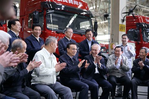 李克强与老工人  图/中国政府网