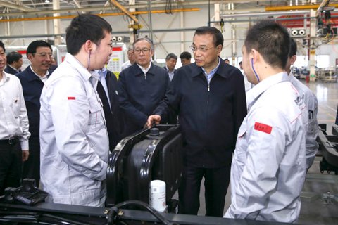 李克强在车间 图/中国政府网