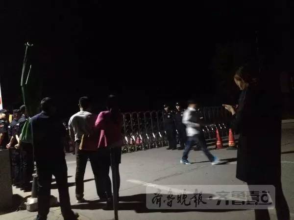 5月17日凌晨一点，许多家长等在广饶一中校门口。图｜齐鲁晚报