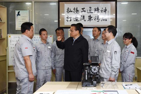李克强与工人在一起　图/中国政府网