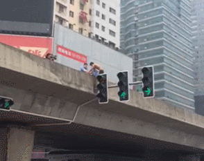 下午2时左右,轻生男子从交通信号灯上跳下.