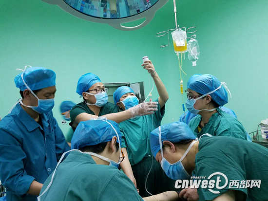 醫(yī)護人員正在緊張救援