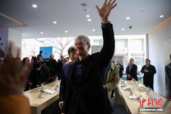 苹果CEO库克逛印度零售店闹乌龙 误把正品当