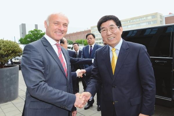 大众集团董事长_国岳集团董事长夫妻照(3)