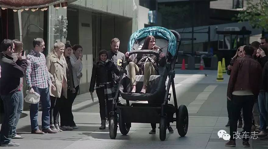 美国新出成人婴儿车，大人们终于知道宝宝的感受了！