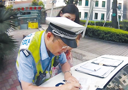 涉嫌无证驾驶的驾驶员李某在接受处理 通讯员 陈少敏 记者 蒋雨龙 摄